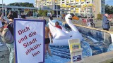 Soziale und klimatische Skulptur zum Abkühlen.  Der Swimmingpool auf dem Ansermetplatz. Bild: Mirko Winkel